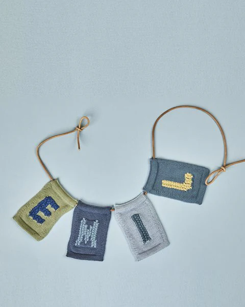 Gebreide letter vlaggetjes A-M – Knitted Letters – Blauwe tinten – SmallStuff