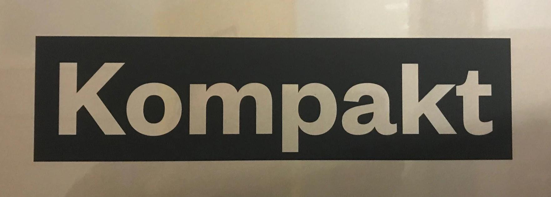 STICKER KOMPAKT logo zijwand 26 cm x 7.5 cm zwart