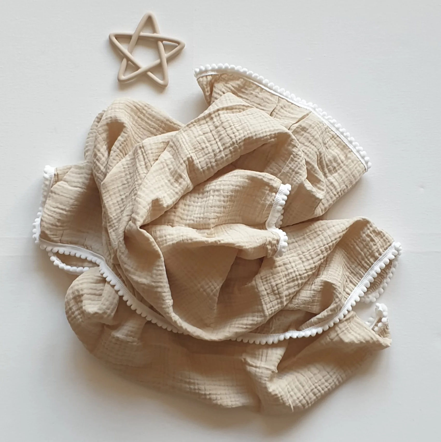 Hydrofiele Doek met Pomponnetjes (90×110 cm) – Beige