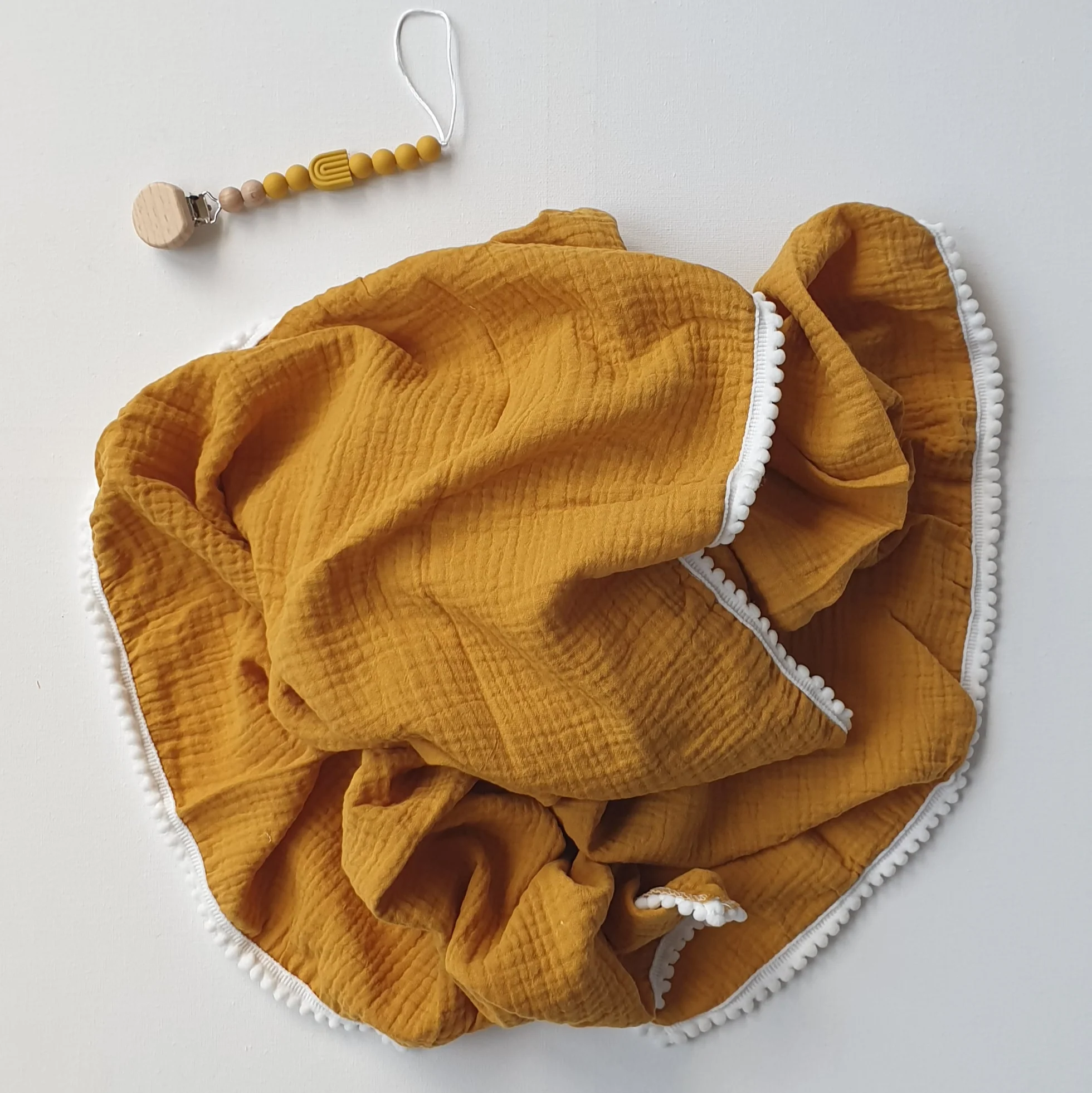 Hydrofiele Doek met Pomponnetjes (90×110 cm) – Mosterd