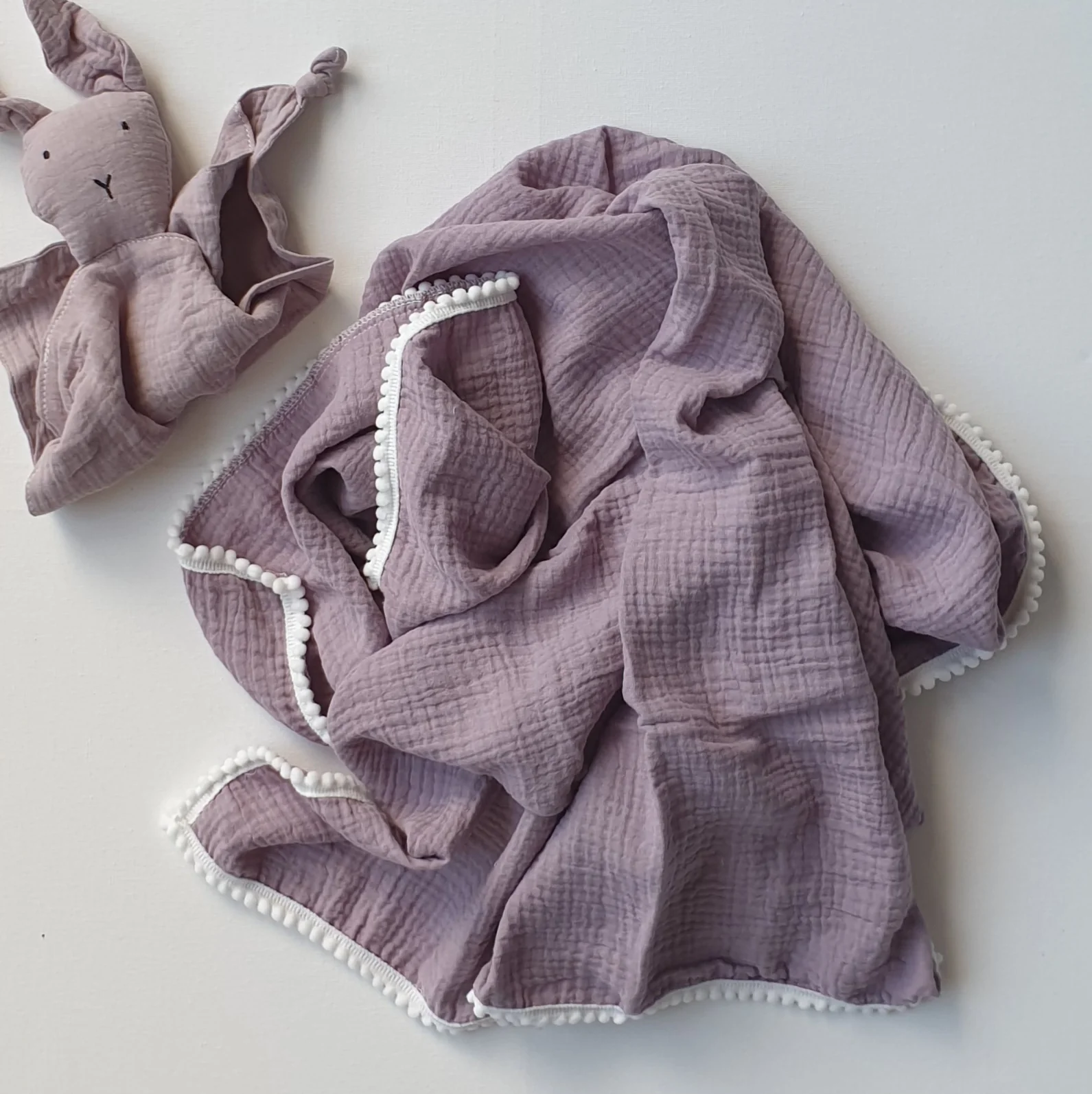 Hydrofiele Doek met Pomponnetjes (90×110 cm) – Lila