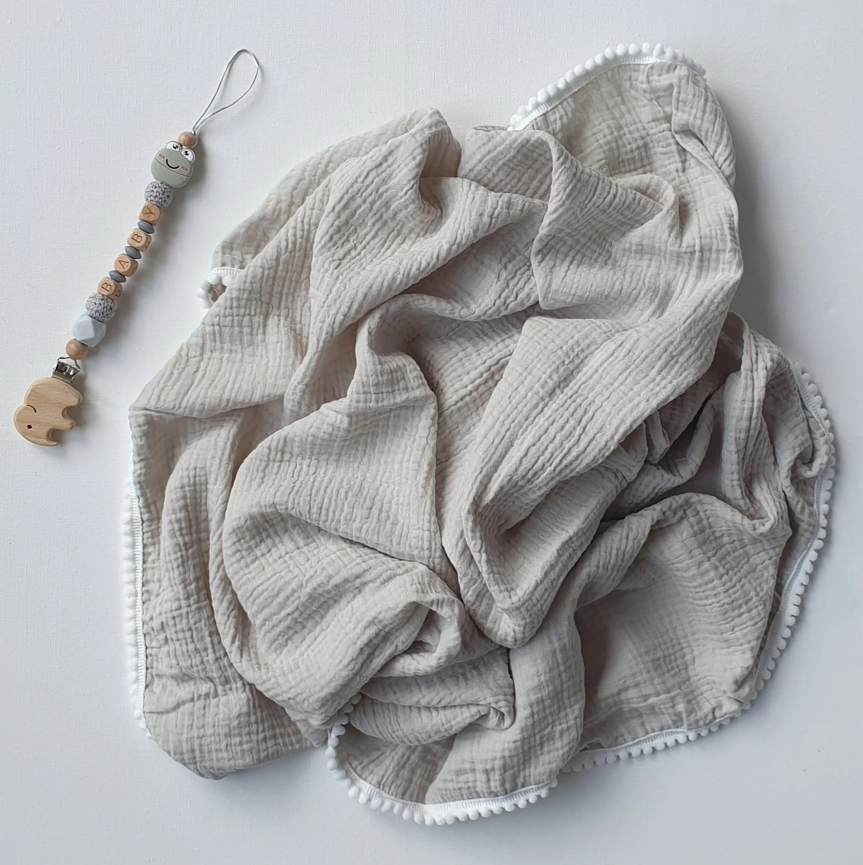 Hydrofiele Doek met Pomponnetjes (90×110 cm) – Grijs