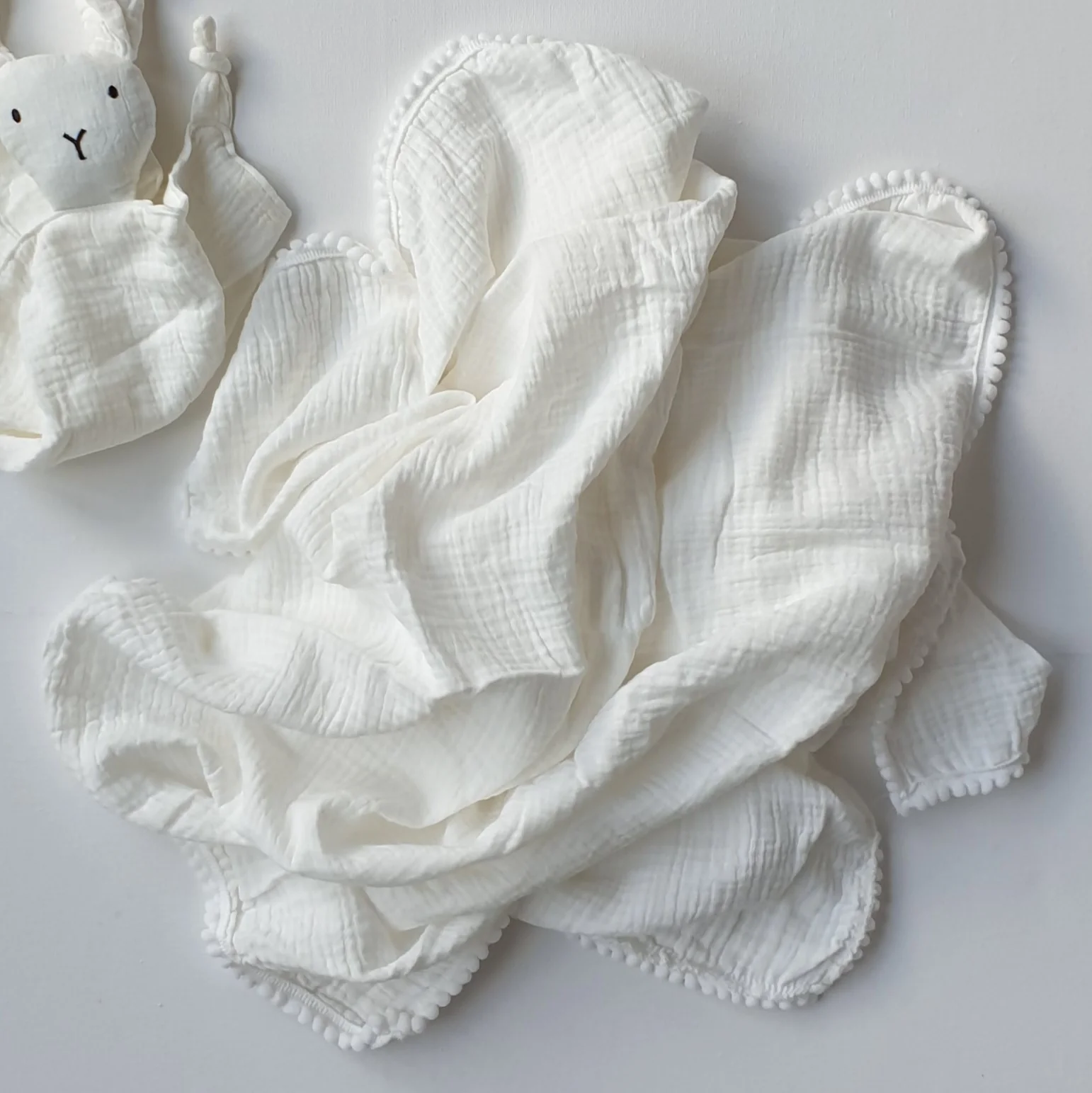 Hydrofiele Doek met Pomponnetjes (90×110 cm) – Wit