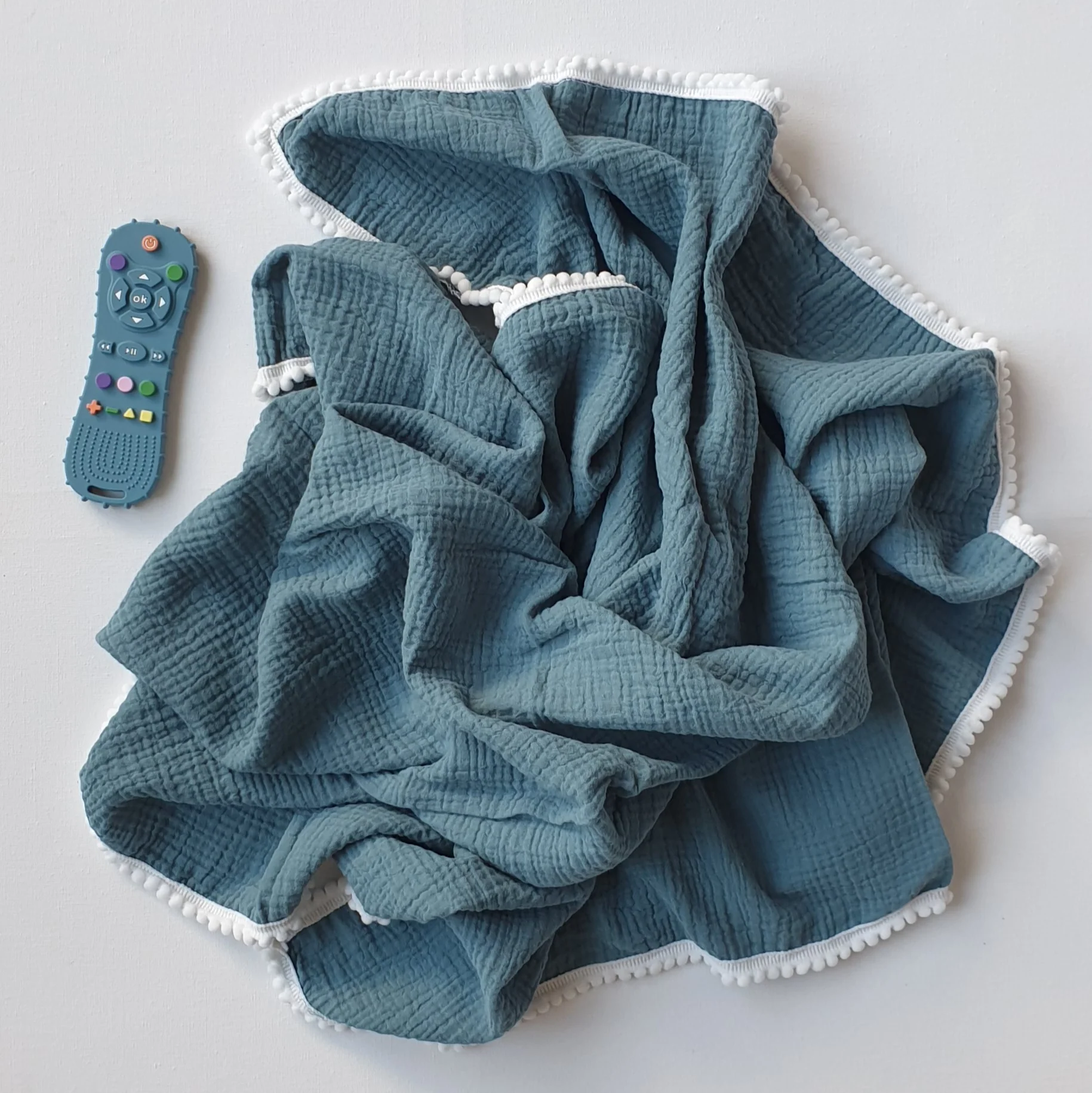 Hydrofiele Doek met Pomponnetjes (90×110 cm) – Petrol