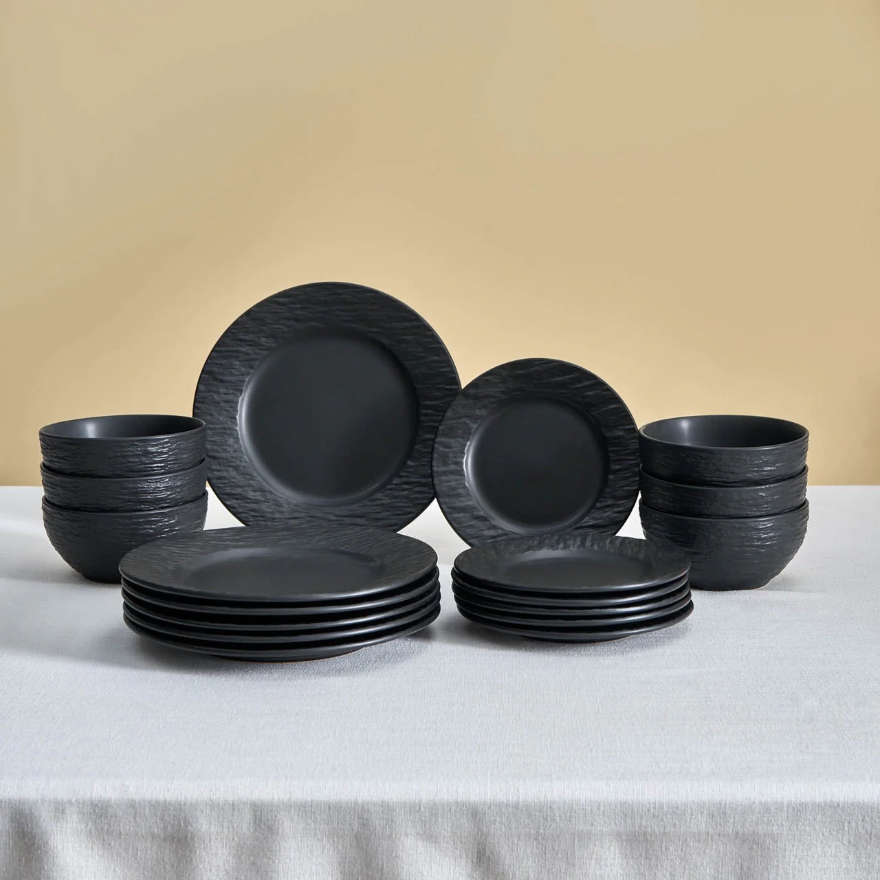 Karaca Solem Embossed – 18-delig Servies van Steengoed voor 6 Personen, Zwart