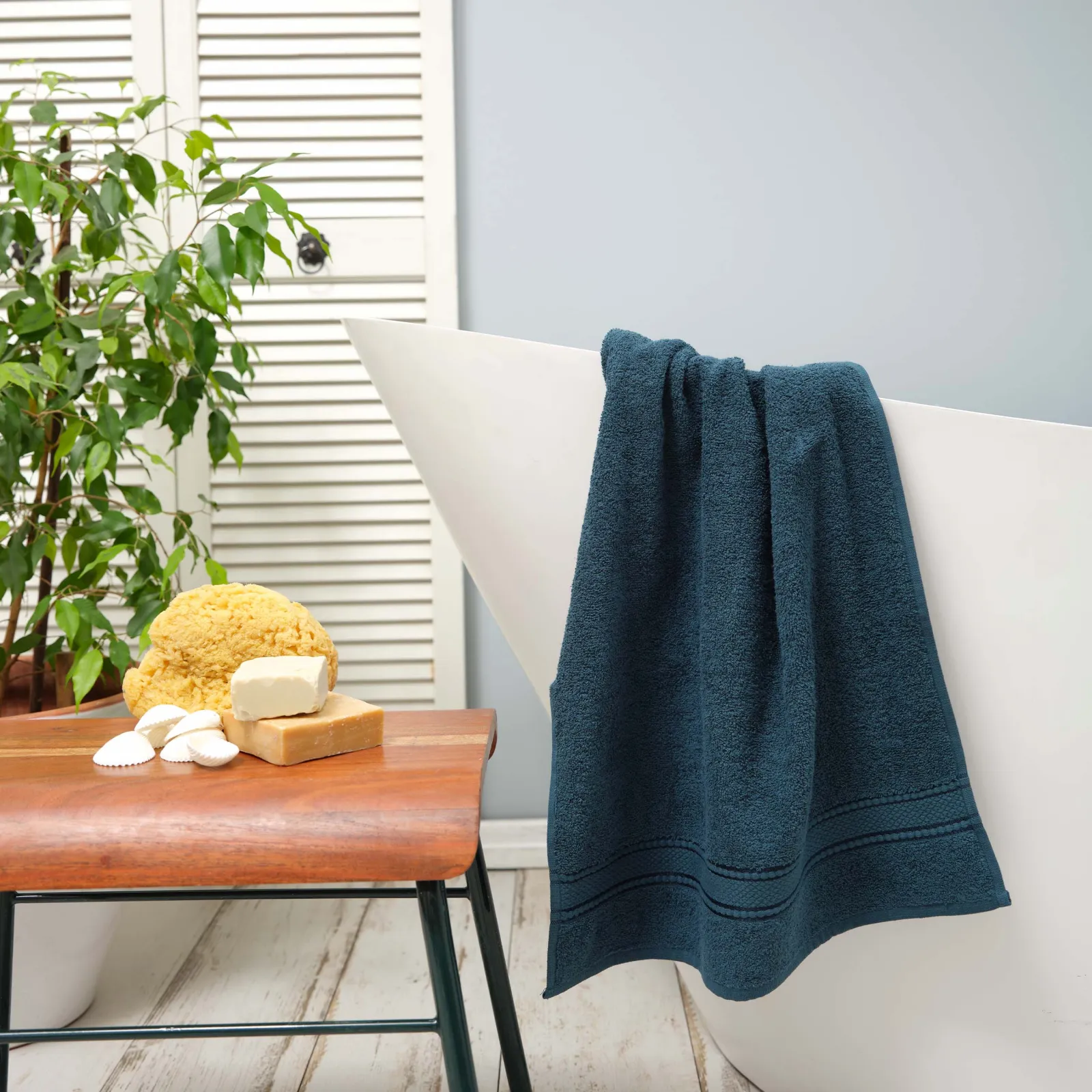 Karaca Home Daily Soft donkerblauwe handdoek van 100% katoen 50×90 cm