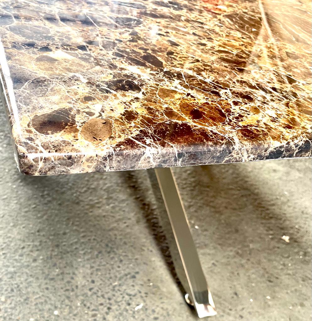 Marmeren bruin eetkamertafel vierkant zilver