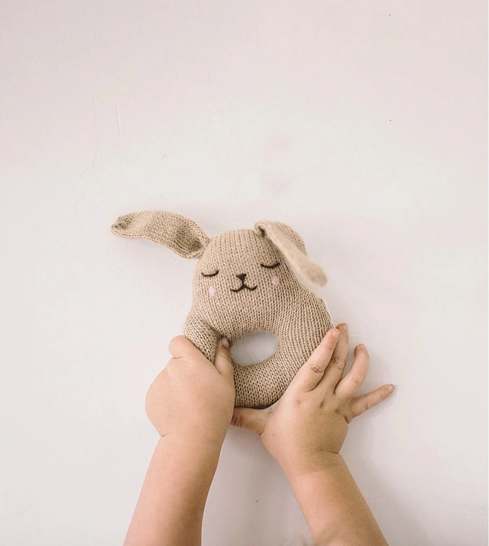 Zachte rammelaar – Konijn/Bunny rattle – Alpaca wol – Sand/Beige – Main Sauvage