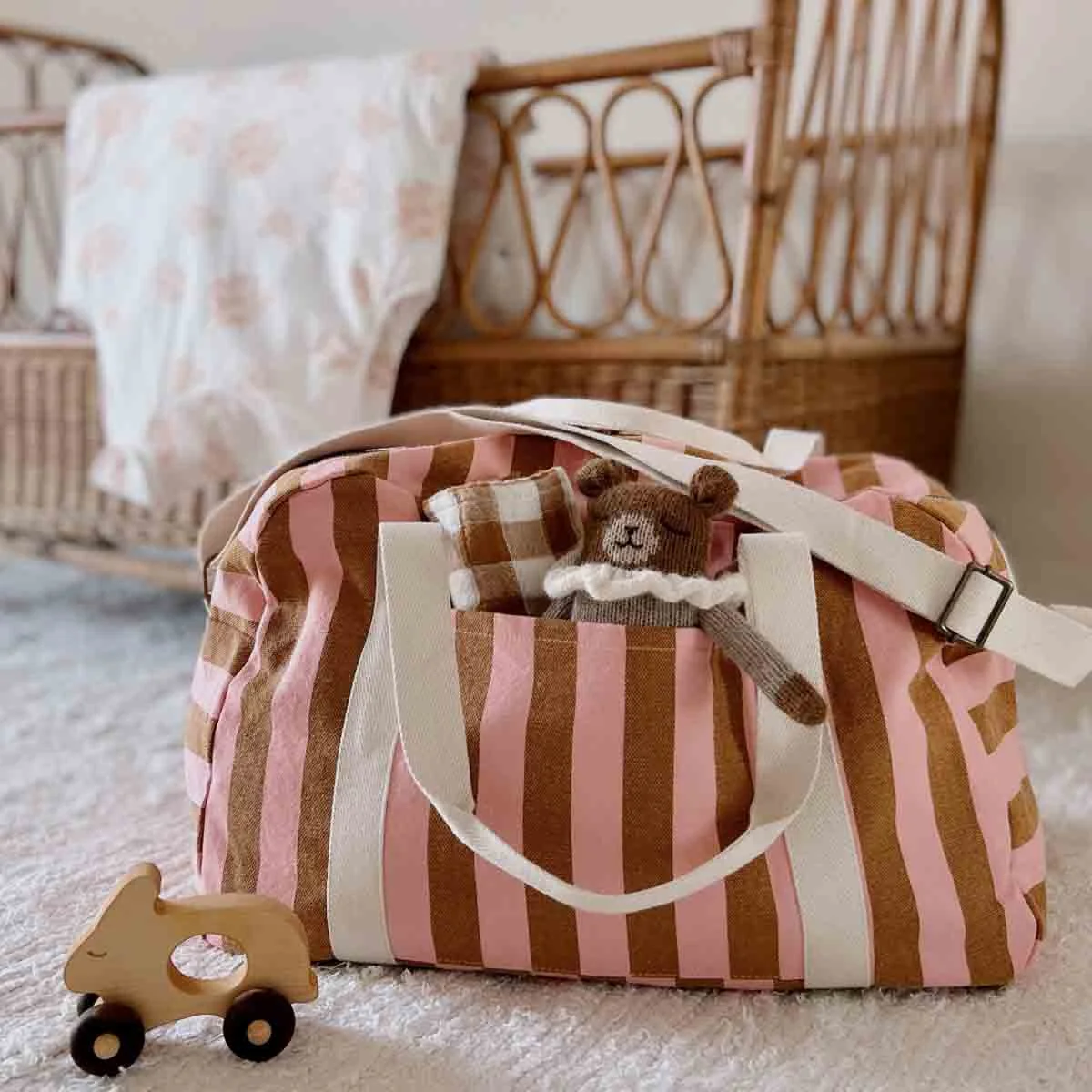 Luiertas/Weekendtas Raphael – Stripes Strawberry/Caramel – Waterafstotend katoen – Rose in April