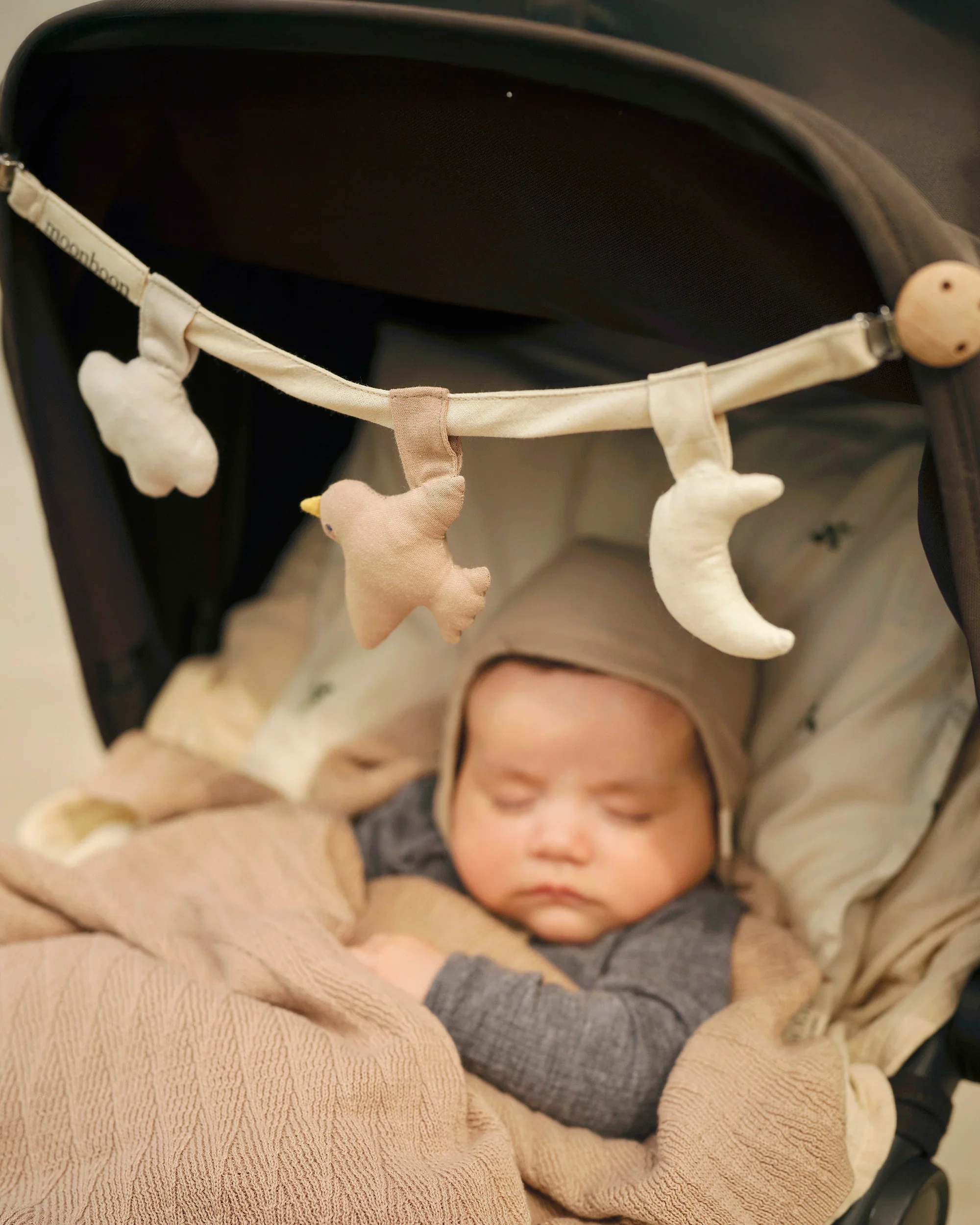 Kinderwagenketting – Over the moon – 100% Biologisch Katoen – Moonboon x Hans Christian Andersen